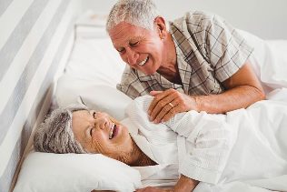 Ηλικιωμένο ζευγάρι στο κρεβάτι